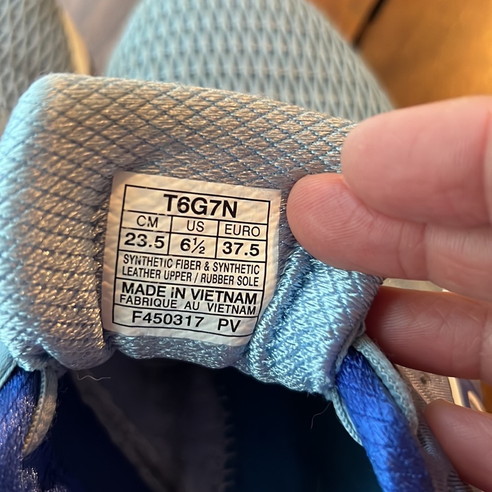 ASICS - Picture 2 of 4